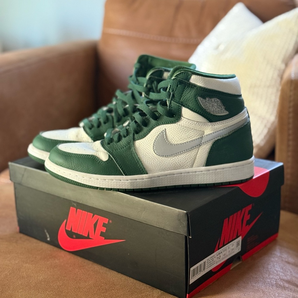 Nike Air Jordan 1 Retro High OG in Green and White